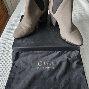 G.I.L.I. Tan Ankle Boots with Classic Silhouette